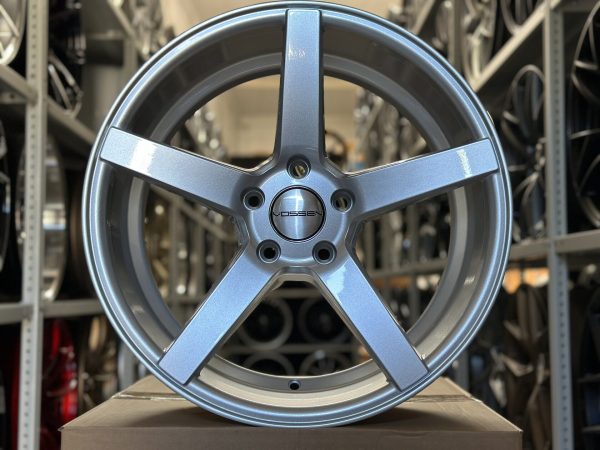 Комплект дисков Vossen-iP-1802 CV3 R18 8j ET+40 5*114.3 Silver
